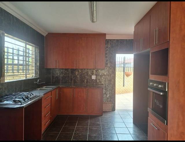 2 BEDROOM TOWNHOUSE FOR SALE IN STRUBENVALE